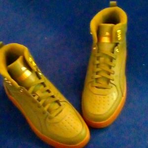 Mens Size 11 puma sneakers